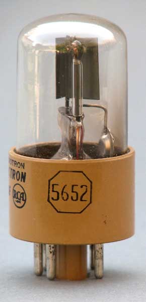 5652
