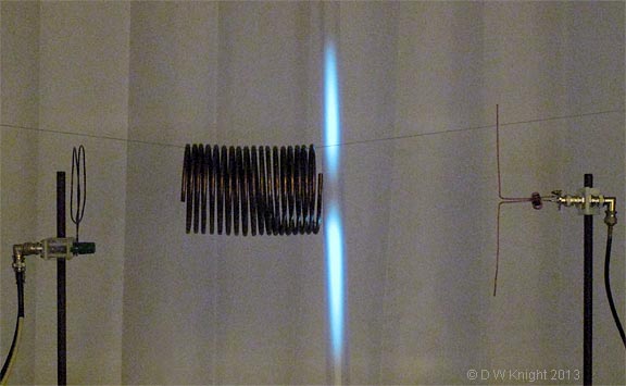 Hg vapour tube shows axial node of helical transmission line