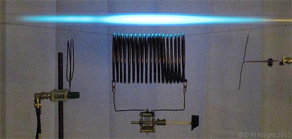 Hg vapour tube shows external E-field of resonating coil